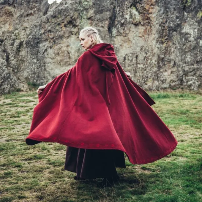 Leonardo Carbone Embroidered Cloak Damia, Red